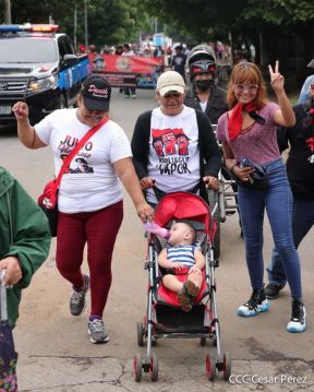 Octubre Victorioso inició con alegre caminata
