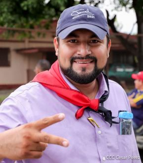 Octubre Victorioso inició con alegre caminata