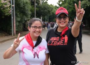 Octubre Victorioso inició con alegre caminata