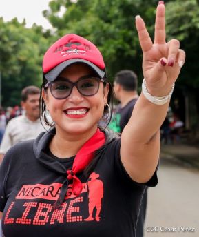 Octubre Victorioso inició con alegre caminata