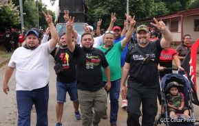 Octubre Victorioso inició con alegre caminata