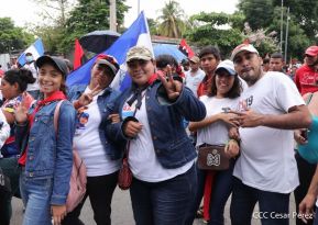 Octubre Victorioso inició con alegre caminata
