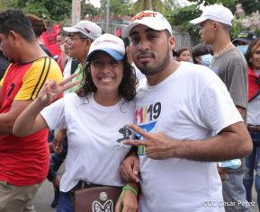 Octubre Victorioso inició con alegre caminata