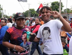 Octubre Victorioso inició con alegre caminata