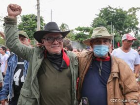 Octubre Victorioso inició con alegre caminata