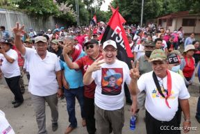 Octubre Victorioso inició con alegre caminata