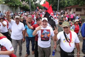 Octubre Victorioso inició con alegre caminata