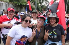 Octubre Victorioso inició con alegre caminata