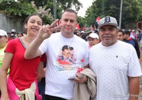 Octubre Victorioso inició con alegre caminata