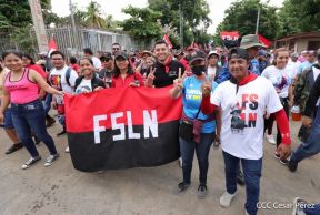 Octubre Victorioso inició con alegre caminata