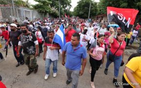 Octubre Victorioso inició con alegre caminata