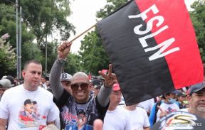 Octubre Victorioso inició con alegre caminata