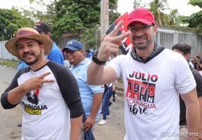Octubre Victorioso inició con alegre caminata