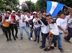 Octubre Victorioso inició con alegre caminata