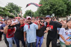 Octubre Victorioso inició con alegre caminata