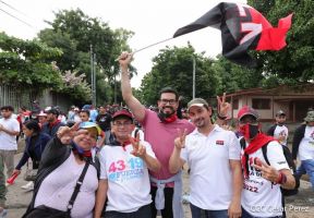Octubre Victorioso inició con alegre caminata