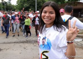 Octubre Victorioso inició con alegre caminata