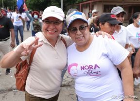 Octubre Victorioso inició con alegre caminata