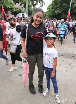 Octubre Victorioso inició con alegre caminata