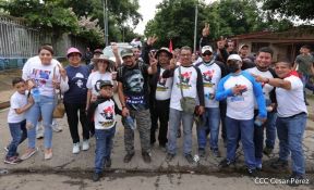 Octubre Victorioso inició con alegre caminata