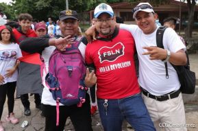 Octubre Victorioso inició con alegre caminata