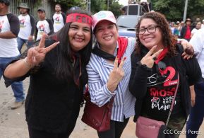 Octubre Victorioso inició con alegre caminata