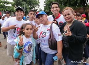 Octubre Victorioso inició con alegre caminata