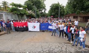 Octubre Victorioso inició con alegre caminata