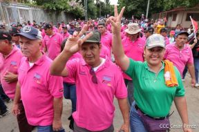 Octubre Victorioso inició con alegre caminata