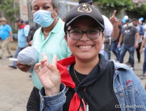 Octubre Victorioso inició con alegre caminata