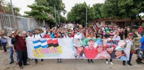 Octubre Victorioso inició con alegre caminata