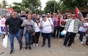 Octubre Victorioso inició con alegre caminata
