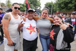 Octubre Victorioso inició con alegre caminata