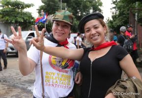 Octubre Victorioso inició con alegre caminata