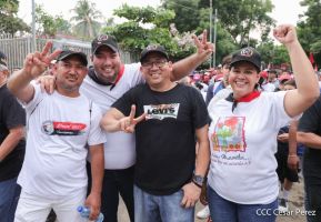 Octubre Victorioso inició con alegre caminata