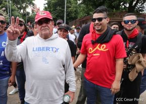 Octubre Victorioso inició con alegre caminata