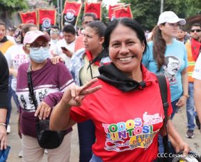 Octubre Victorioso inició con alegre caminata