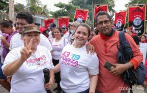 Octubre Victorioso inició con alegre caminata
