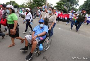 Octubre Victorioso inició con alegre caminata