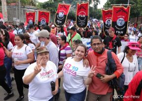 Octubre Victorioso inició con alegre caminata