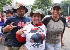 Octubre Victorioso inició con alegre caminata