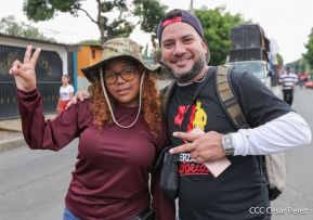 Octubre Victorioso inició con alegre caminata