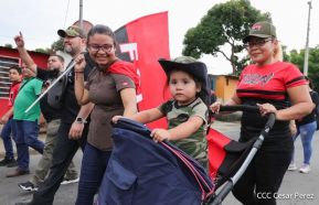 Octubre Victorioso inició con alegre caminata