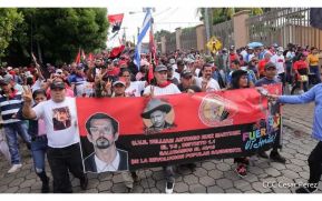 Octubre Victorioso inició con alegre caminata