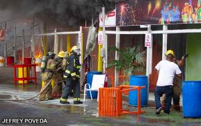 Incendio en tramos de pólvora en Tiscapa