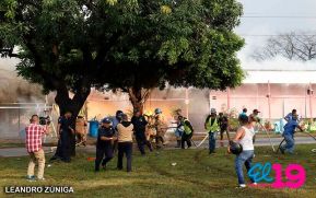 Incendio en tramos de pólvora en Tiscapa