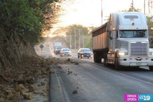 Derrumbes en Carretera Nueva a León por terremoto
