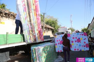 Gobierno entrega ayuda humanitaria a familias afectadas por los sismos