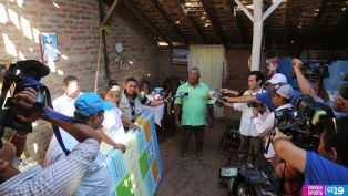 Gobierno entrega ayuda humanitaria a familias afectadas por los sismos