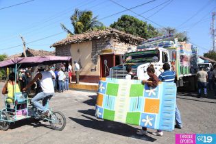 Gobierno entrega ayuda humanitaria a familias afectadas por los sismos